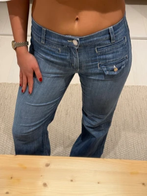 Jeans med detaljer  - Bootcut modell. Så snygga och trendiga. Jag är 166-167 cm lång och dessa är för långa för mig. Midjan skulle jag säga är en storlek 38. Nypris 1750. 