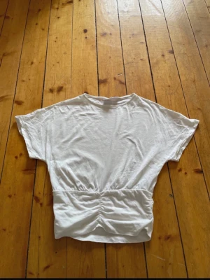 En vit tröja från Gina Tricot - En fin vit tröja från Gina Tricot som är i storlek 158/164☺️