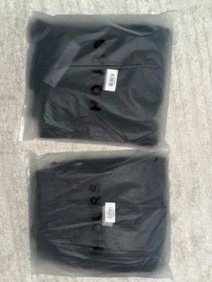 Svarta mjukisbyxor och hoodies från HOURS - Jag säljer två setts från HOURS ( Hoodie och Mjukisbyxor):  Ett svart och ett charcol. Jag säljer de eftersom de inte passade, 2 förpackningar öppnades för att testa allt annat är oanvänt. Jag säljer de för 500kr styck( De kostar 600kr orginalpris utan frakt)
