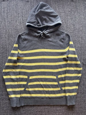 Gap tröja ~ vintage  - Sjukt eftertraktad GAP tröja ~ vintage stickad randig modell som inte längre produceras | st L/true size (sitter som M) | Rekomenderad längd mellan 175–185cm | färg gul/grå | klassisk passform | OBS kan gå ner lite i pris vid snabb affär! 🏄