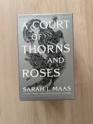 A Court of Thorns and Roses boxset - Säljer ett boxset med fantasyserien 'A Court of Thorns and Roses' av Sarah J. Maas. Boxen innehåller alla 5 böcker som är släppta. Passar för dig som gillar episka äventyr och romantik i magiska världar.ä. Säljes då jag fått i present men redan har alla böcker.  Obs är på engelska. 