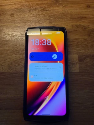 Ulefone robust Android smartphone svart - Säljer en svart Ulefone Android-telefon med robust design och kraftigt skal. Telefonen har flera bakre kameror och LED-blixt, samt stor skärm med tunna kanter. Perfekt för dig som vill ha en tålig mobil med modern look och funktioner som NFC.