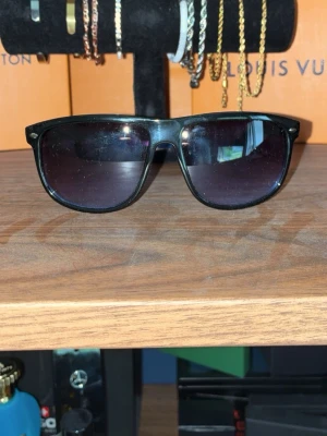 Rayban solglasögon  - Snygga svarta solglasögon som liknar rayban boyfreind dom sitter även exakt lika som ett par rayban boyfreinds. Observera att dessa solglasögon inte är från rayban dom endast liknar att vara rayban boyfreinds