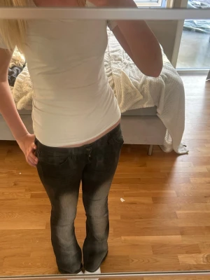 Weekday jeans (Svarta) - Jag säljer ett par svarta Weekday jeans som är både low waist och bootcut