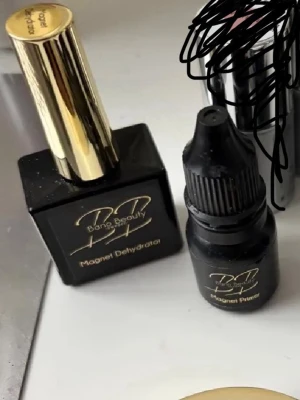 Bano Beauty Magnet Dehydrator & Primer - Säljer ett set med Bano Beauty Magnet Dehydrator  och magnet primer. Såklart lite svårt att se hur mycket som är kvar men dom är inte mycket använda!