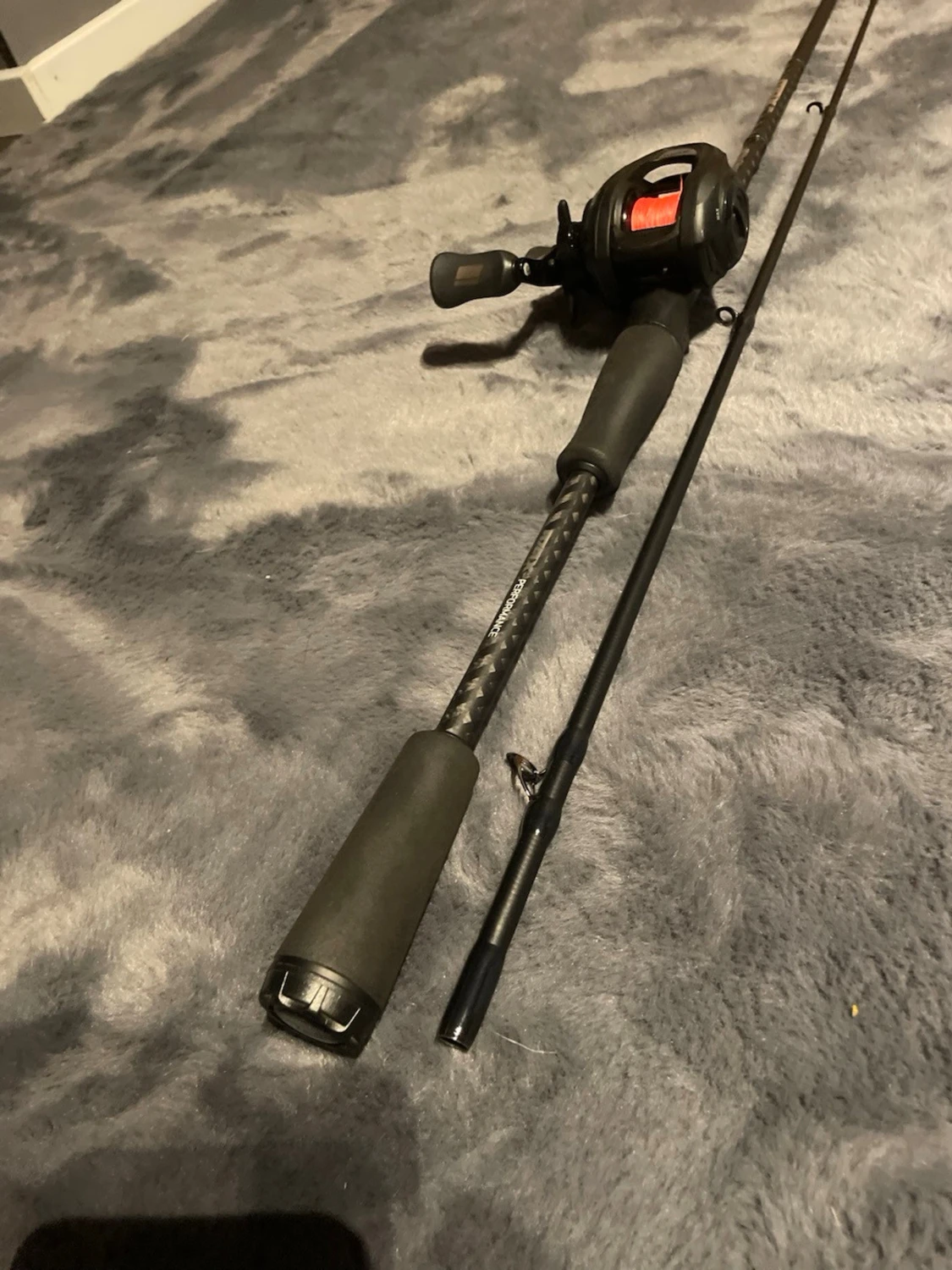 Svart baitcasting fiskespö med rulle - 1