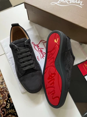 Christian Louboutins - PRIS EJ HUGGET I STEN Säljer ett par fina skor i storlek 43 i färgen MörkGrå. Skorna är aldrig använda Detta medföljer: 	●	Originalbox 	●	Dustbag 	●	Samtliga tillbehör Skicka gärna ett PM om du har frågor eller vill se fler bilder. Pris kan diskuteras vid seriöst intresse.