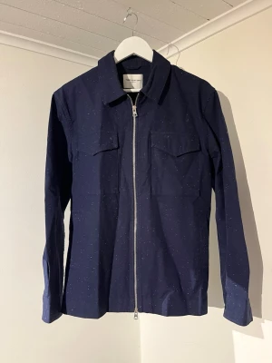 Mörkblå These Glory Days Overshirt  - Säljer denna sjukt snygga Overshirten från These Glory Days⭐️ Färgen är mörkblå och storleken är M✅ Den har inga defekter och skicket är utomordentligt🙌🤝 Sjukt najs passform och passar perfekt till hösten☀️🙌 Tveka inte på att höra av er dig vid minsta fråga eller fundering😊