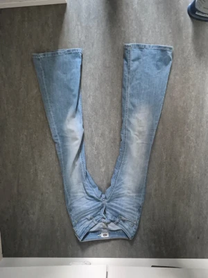 Ljusblå bootcut jeans från Lager157 - Säljer ett par ljusblå bootcut jeans från Lager157 i modellen blaze. Väldigt lågmidjade.         XXS Full length