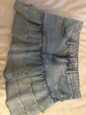 Volang jeans kjol - Säljer min volang jeans kjol för att jag inte fått användning för den! Använd fåtal gånger så är i mycket bra skick!!🤗🤗