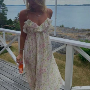 Blommig sommarklänning med volangdetaljer - Säljer nu denna fantastiska klänning som är så fin till sommaren!!💐💐💕💕🙈🙈