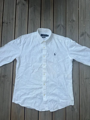 Ralph Lauren skjorta - Skick 10/10 helt ny och inga defekter. Hör av dig vid frågor eller funderingar!