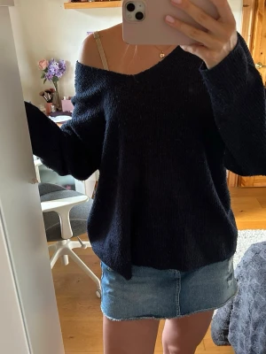 Mörkblå oversized stickad tröja - Mysig mörkblå stickad tröja med oversized passform och bred v-ringning som kan bäras off-shoulder. Perfekt att styla med jeans eller kjol för en chill look. Jätteskön och perfekt till sommaren❤️