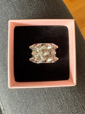 Edblad peak ring silver - Jag säljer min jättefina nya edbladring då ja fick två i födelsedagspresent💕💕 Orginal pris är 449kr stoleken är 17,50 