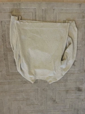 Beige stickad tröja från Only - Säljer en beige stickad tröja från Only med klassisk rund halsringning och ribbade muddar vid ärmslut och nederkant. Tröjan har en enkel och stilren design som passar till det mesta. Perfekt för dig som gillar en clean och avslappnad look.