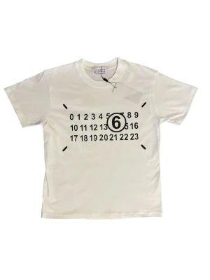 Maison Margiela T-shirt - Säljer denna fina helt oanvända vita tröjan med  MM6 tryck. Tröjan är i storlek S. Pytteliten defekt förekommer vid en av sömmarna vid nacken där märket ligger. Men inget som syns! Köpt från Vinted. Perfekt nu inför sommaren! Hör av er ifall ni har några frågor! ⚜️⭐️⛱️