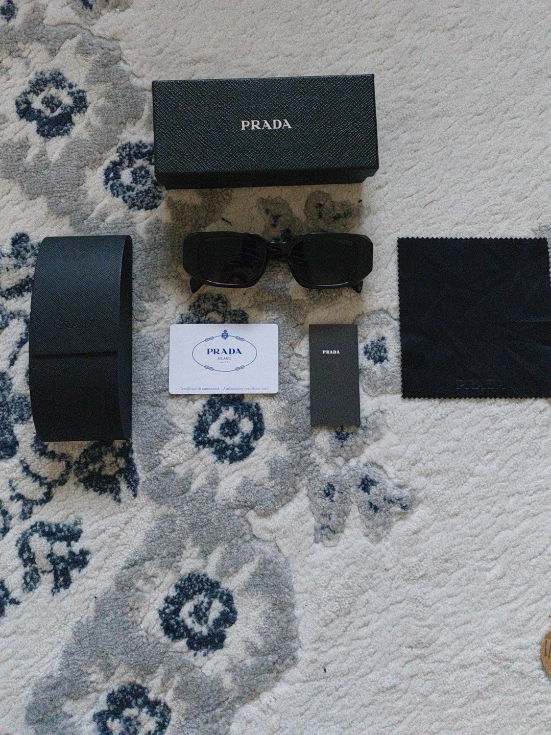 Svarta solglasögon från Prada - 4