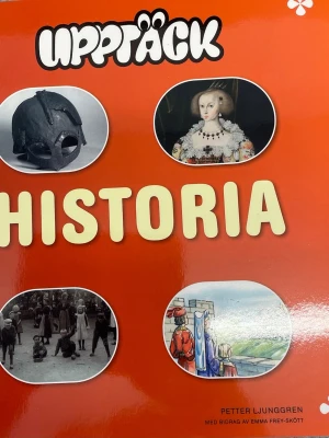 Upptäck Historia av Petter Ljunggren - Upptäck Historia är en bok med rött, glansigt omslag och stora gula bokstäver. Omslaget har bilder på historiska föremål och personer. Boken är tryckt på papper och ingår i Upptäckarserien. Perfekt för dig som gillar att läsa om Sveriges historia och samhällsutveckling.