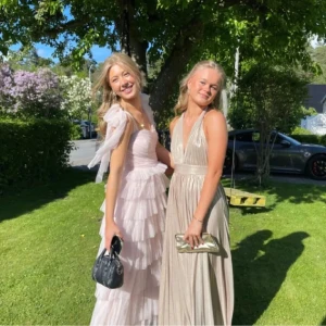 balkläning  - säljer denna så så fina eftertraktade balkläningen som endast är använd en gång på min bal🥺🥺man knyter den i nacken och kan därmed anpassa längd💓💓