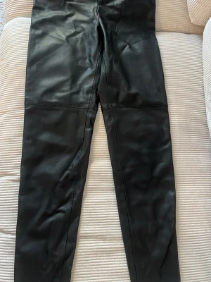 Svarta leggings i skinnimitation - Skinn byxor skinny.