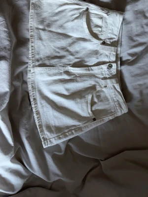 Vit jeanskjol med fickor - Snygg jeans kjol- lång midja