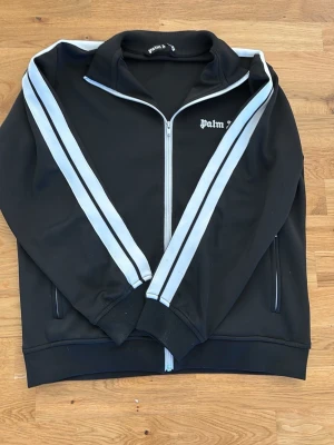 Palm Angels Zip - Säljer min Palm Angels zip eftersom att ja inte använder den längre. Står S, men passar dig som har M Har bara legat i garderoben, den kom me tags men de har ja inte längre kvar, därav priset. Frågor eller fundering? Skriv! 