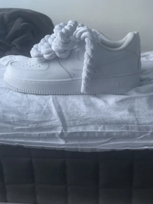 Air Force 1  - Jag säljer helt nya Air force 1 storlek 43 för med rep som snören för en snyggare stil men man kan ta bort dem och använda vanliga snören annars, Jag säljer dem eftersom att dem var för små. Perfekta för dig som vill sticka ut och få massa komplimanger. Passa på och köp nu när det är sommar, men dem passar för alla årstider. Hör av dig om du har frågor eller prissänkning.