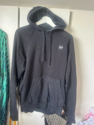 Hoodie - Under armour hoodie, förekommer lite fläckar som går bort i tvätten 