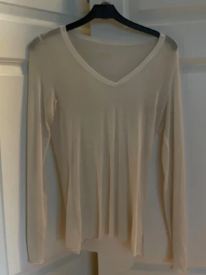 Intimissimi tröja - Intimissimi tröja med v-ringning. stl s. väldigt stretchig! något nopprig, se bilder 💘