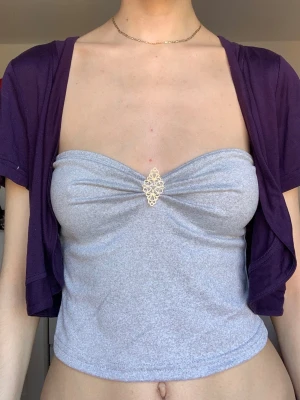 Ljusgrå bandeau topp med brosch - Den grå toppen är från Shein och jag sydde den silver accessoarer på den 