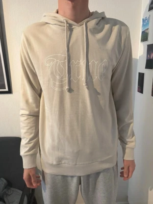 Lager 157 Hoodie  - Säljer en helt ny hoodie från lager 157  Prislappen är fortfarande kvar på hoodien och hoodien är helt oanvänd  Det fins inga skador eller tecken på användning  Hoodiens storlek är M (medium)  Nytt pris: 200 Kr Vårt pris: 70 Kr  Priset går att diskuteras✨ Tveka inte på att skriva!✅👕