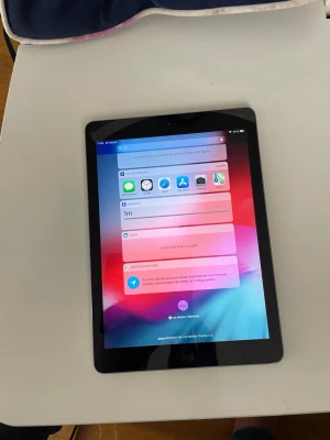 Svart iPad 16GB från Apple, iOS version 12.5.8, ladda ner några appar  - Säljer en svart iPad med 16GB , den modellen går ladda ner YouTube kids, Netflix, Facebook, messenger, små barn spel , TikTok,  men inte YouTube man kan se YouTube via safari , Google ,   Inte Roblox, funkar bra , bra skick, ingen tillbehör, ingen laddare med, laddat och kan använda, inte låst iCloud 