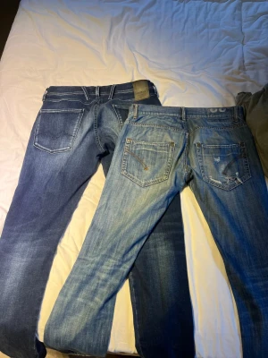 Dondup replay jeans - Först till kvarn!! Säljer dessa två jeans från Dondup och replay strlk 32 på båda lite för små för mig och är 187 cm 
