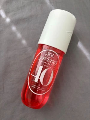 Sol de Janeiro Cheirosa 40 Parfymmist - Sol de Janeiro Cheirosa 40, 240ml fåtal gånger använd. Original pris 449kr men säljer för 250. Pris kan diskuteras vid snabb affär.