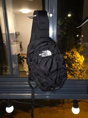 The North Face Borealis Sling - Säljer min borealis sling. Köptes inför resa som aldrig blev av, den är därav aldrig använd. Nypris 600kr, säljer den för 200kr, för jag är så grymt generös! Perfekt för att förvara små ziplock påsar, becknarlur och lösa cash. Köp köp köp förfan.