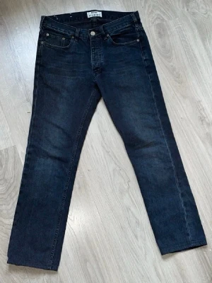 Acne studio jeans - Säljer ett par mörkblå jeans från Acne Studios med regular/slim fir passform. Otroligt snygg färg o wash på dessa. Hör av er vid funderingar😃