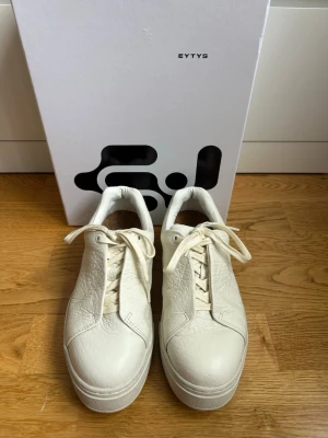 Vita eytys  - Ett par vita doja tumbled white i ett mycket bra skick. Använda 3 gånger och köpa för 2200kr. Perfekt nu inför studenten eller bara ett par sommarskor. Pris går att diskuteras!💕