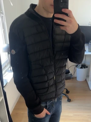 Moncler cardigan - Snygg Svart cardigan från moncler i storlek S. Den säljs då den inte används längre. Riktigt fräsch och inga fel på den. Fraktar inom 24h