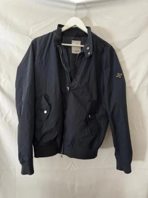 J.lindeberg jacka - Snygg mörkblå bomber jacket från j.lindeberg  | Kanon skick 