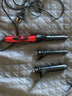 Locktång med utbytbara delar - Elektrisk locktång i röd och svart med två extra utbytbara locktångsdelar. Handtaget har vred för temperaturinställning och sladd med stickkontakt. Perfekt för att skapa olika lockar och vågor i håret.
