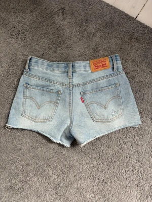 Levi's ljusblå jeansshorts - Säljer dessa jeansshorts från Levis. De är använda men har inga defekter på som fläckar eller hål. De är i bra skick. Storlek 152.