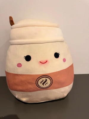 2 stora Squishmallows gosedjur - Säljer 2 mjuka Squishmallows plyschdjur. Ena är en rosa syltburk med broderat ansikte och jordgubbsmärke, den andra en ljusrosa krabba med stjärna på huvudet och broderade detaljer.1 tårta samt 1 kaffe. Ca 40 cm Perfekta som kramdjur eller dekoration i rummet. Djur o rökfri hem. 