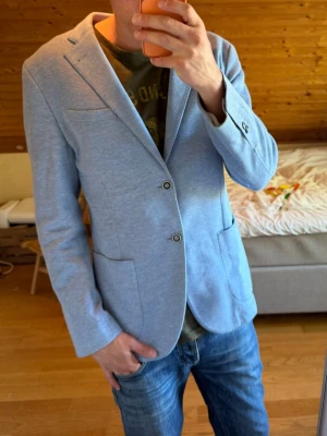 Ljusblå kavaj från Massimo Dutti  - Storlek 52. Snygg ljusblå bomullskavaj. Bra skick. 