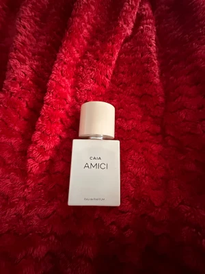 Caia Amici - Säljer en parfym från CAIA vid namn AMICI. Den är mer än halvfull. Pris går att diskutera 💕
