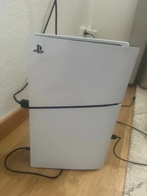 PlayStation 5 vit spelkonsol - En playstation 5 digital. Den är typ helt ny och har endast används några gånger