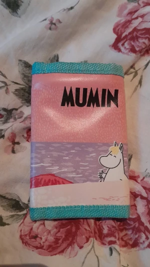 Mumin plånbok - En plånbok med Mumin på från MAX.