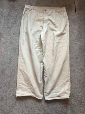 Baggy Khaki/Beige JNCO likt Solo Semore Jeans - Skit snygga och baggya solo jeans som har en bra fit och snygg färg. Har använts en del men märks knappt är i väldigt bra skick 