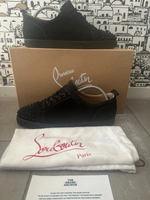 Christian Louboutin skor - Säljer ett par svarta skor från Christian Louboutin.  Bästa priset på marknaden.Har kvitto från the Grand archive. Väldigt bra skickt. Bara en liten brännskada under men de är sånt som händer. Alla spikar på