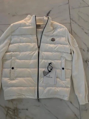 Moncler cardigan vit - Helt ny vit moncler cardigan, storlek S. Kan mötas upp i malmö/lund.