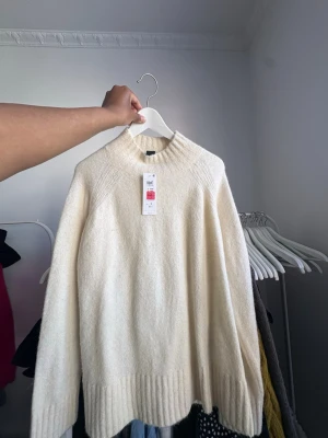 Vit stickad tröja - Mysig oversized vit stickad tröja från Lindex. Helt oanvänd med prislappen kvar ☺️